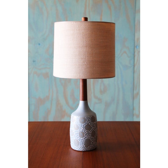 A highly collectable 1960s lamp designed by Jane and Gordon Martz of Marshall Studios in Veedersburg Indiana. These lamps...