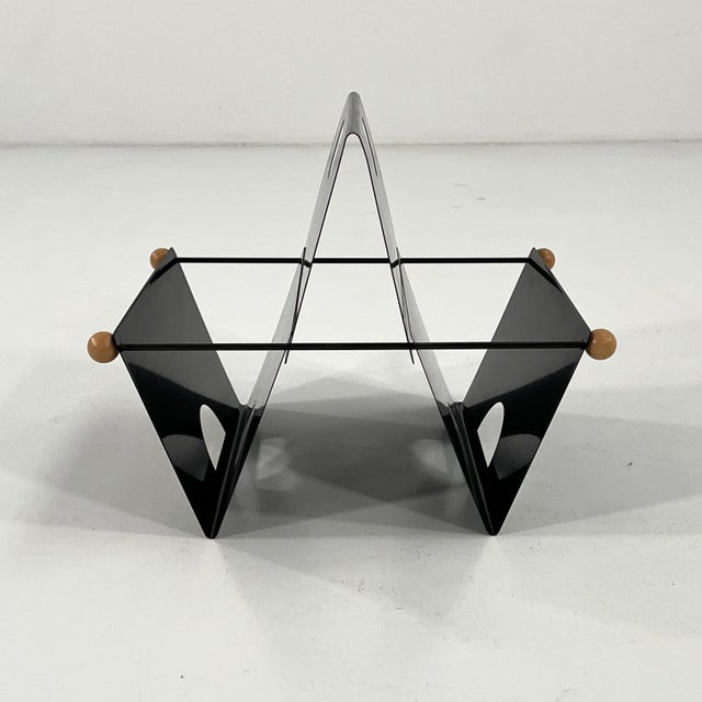 Postmodern Black Magazine Rack in Metal, 1980s, in Good conditions. Designed 1980 to 1989