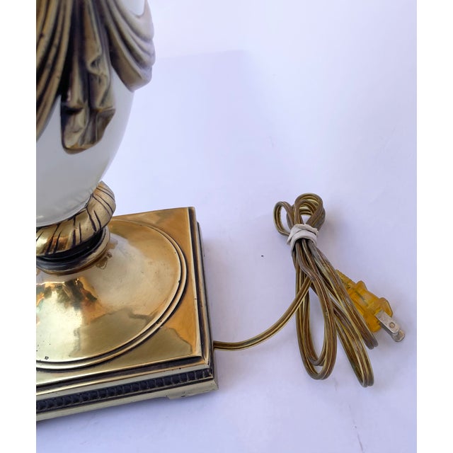 Vintage Hollywood Regency, Empire, Neoclassical Cream Enamel & Brass Urn Table Lamp For Sale - Image 10 of 10