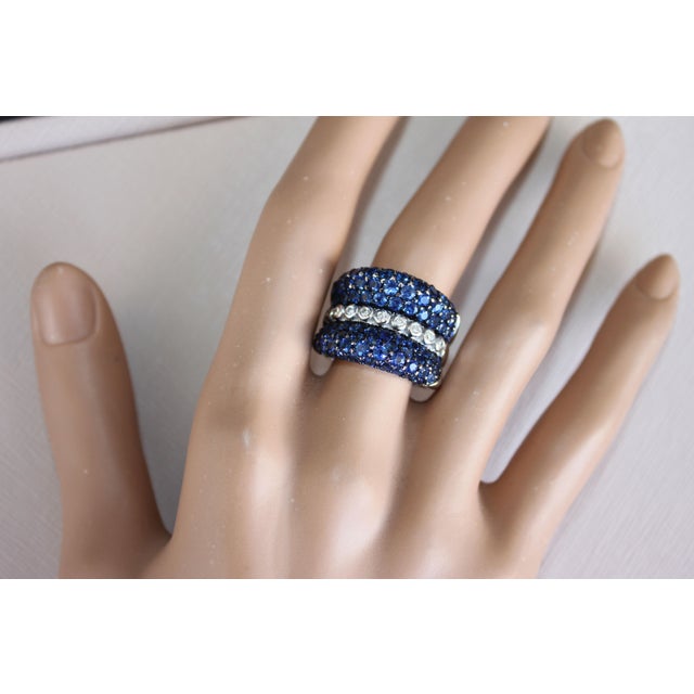 Round Diamond Bezel Set Blue Sapphire Pave Set 18 Karat White Gold Unique Ring, Size 7 For Sale - Image 14 of 14