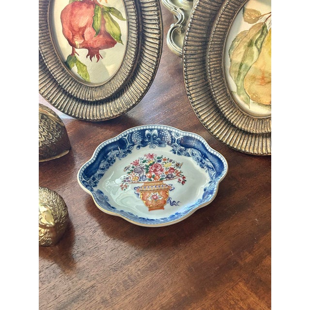 Mottahedeh 1990s Mottahedeh “Mandarin Bouquet” 6” Chinoiserie Lobed Tray or Trinket Dish For Sale - Image 4 of 10