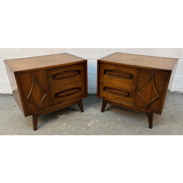 Mid-Century Modern Pair of Vintage Sculpted Walnut Nightstands by Young Mfg., Attributed For Sale - Image 3 of 16