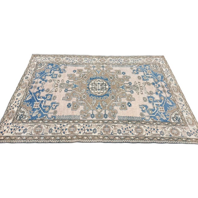 1930s 5x7 Vintage Rug | Ivory & Blue With Bold Stylized Medallion For Sale - Image 5 of 5