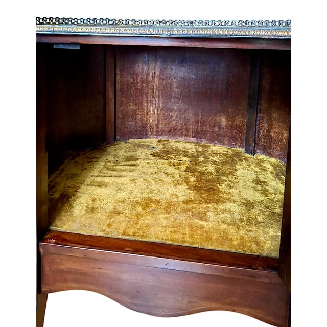Vintage French Louis XV-style Small Liquor Cabinet/Occasional Table For Sale - Image 11 of 12