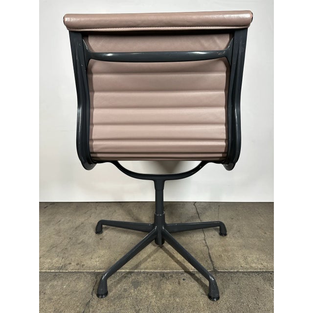 Mid-Century Modern Eames Aluminum Group Leather Swivel Side Chair For Sale - Image 3 of 10