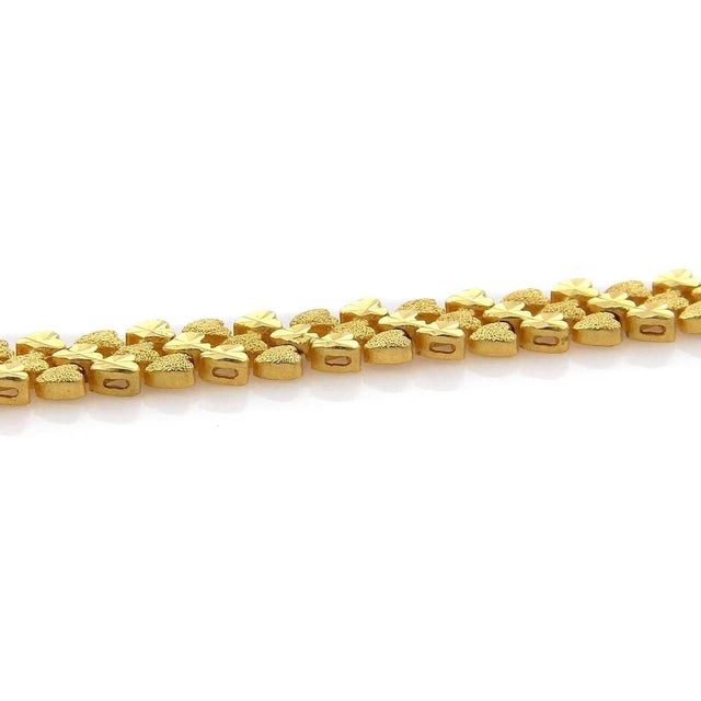 Mid 20th Century 22k Gold Heart Link Bracelet For Sale - Image 4 of 5