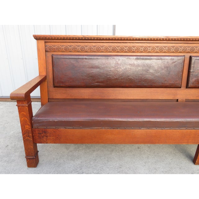American Rare 10ft Arts & Crafts Tiger Oak Leather Bench ~ Train Station or Fraternal Club Seating ~ Limbert / Stickley Craftsman Era For Sale - Image 3 of 18
