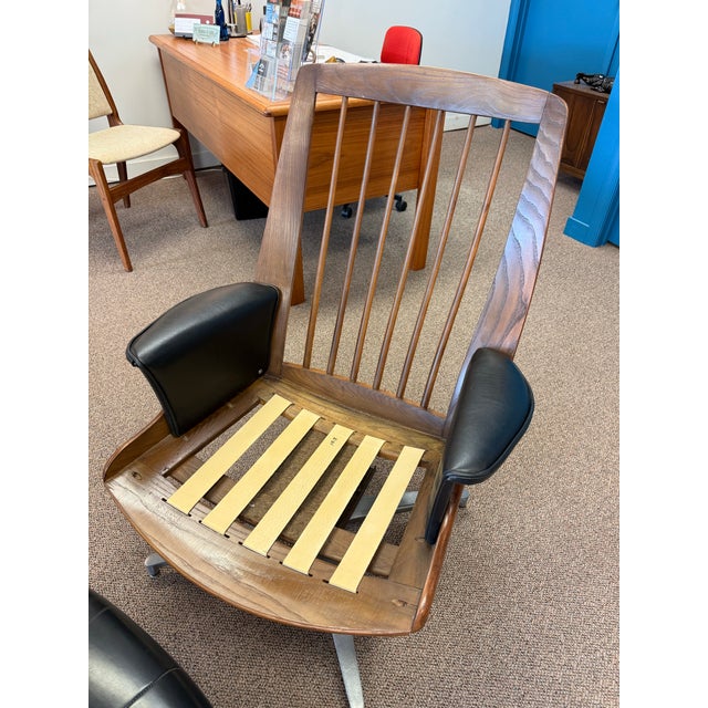 Mid Century Modern Attributed Heywood Wakefield Naugahyde Swivel Lounge Chair With Ottoman Model 710d 1960’s For Sale - Image 6 of 11