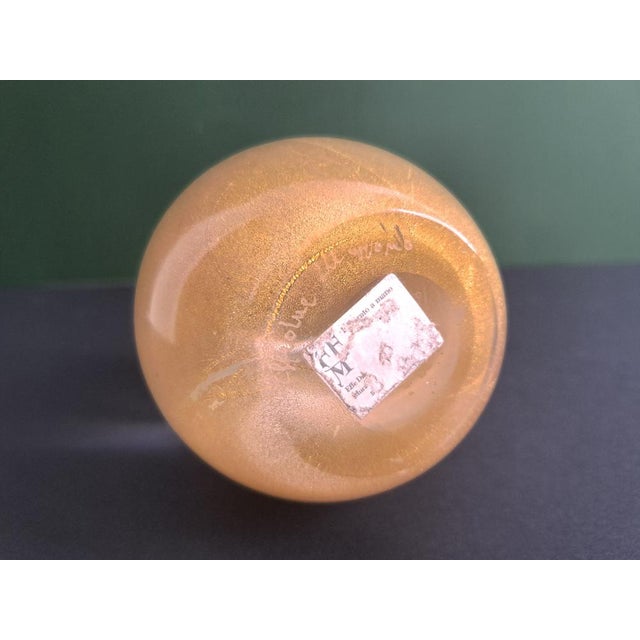 This vintage 1970s Murano glass egg-shaped paperweight features a gold dusting that captures the eye with its unique...