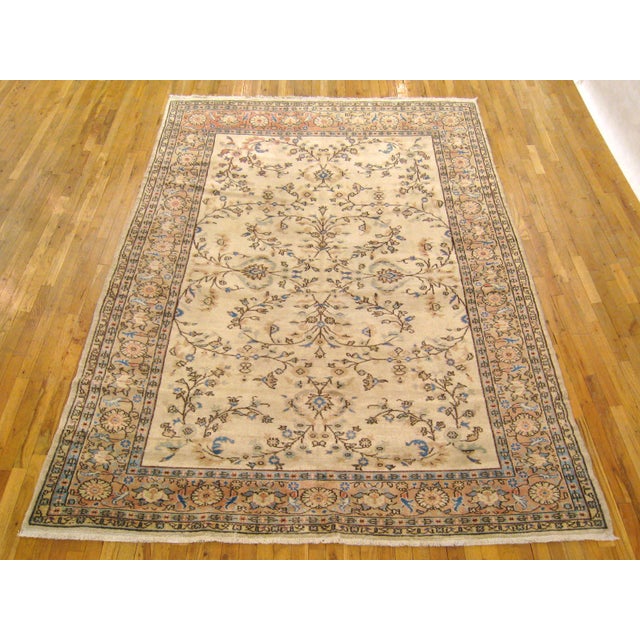 Antique Turkish oushak decorative oriental carpet, room size, with ivory field A gorgeous antique Turkish Oushak carpet,...