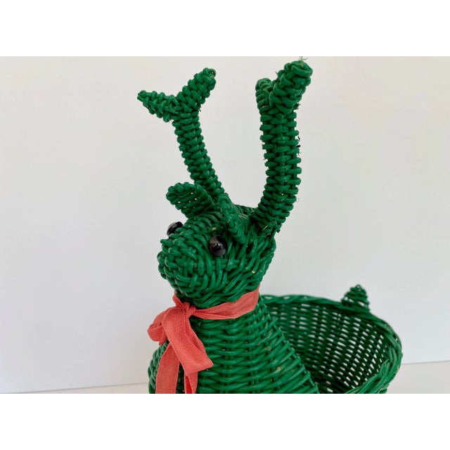 English 1960s Small Green Wicker Snail Basket With Ribbon Collar For Sale - Image 3 of 7