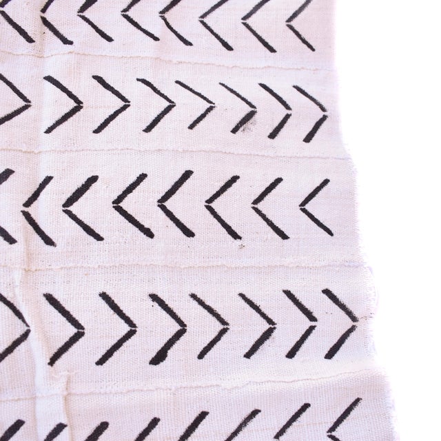 African Early 20th Century White Mudcloth Textile Mali 60x39 Inch For Sale - Image 3 of 4