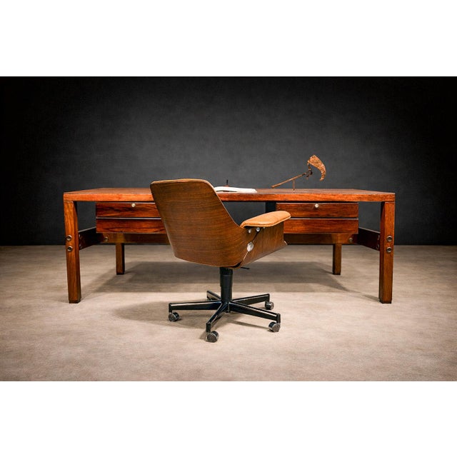 Designed by Carlo Fongaro (1915–1986) for Probjeto in the 1970s, the Dinamarquesa armchair reflects the dialogue between...