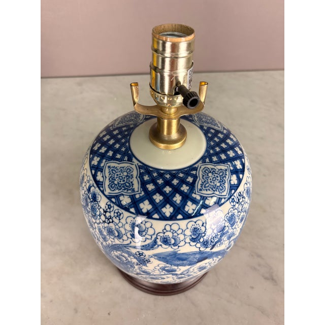 Chinese Mid 20th Century Blue & White Chinese Style Ginger Jar Porcelain Table Lamp For Sale - Image 3 of 8