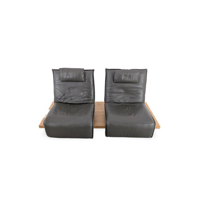 Very high-quality two-seater sofa in oak and leather from the premium German manufacturer Koinor. The "Epos 2" model...