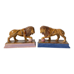 Rare Pair of Ralph Wood Staffordshire Medici Lions in Pink and Blue Bases