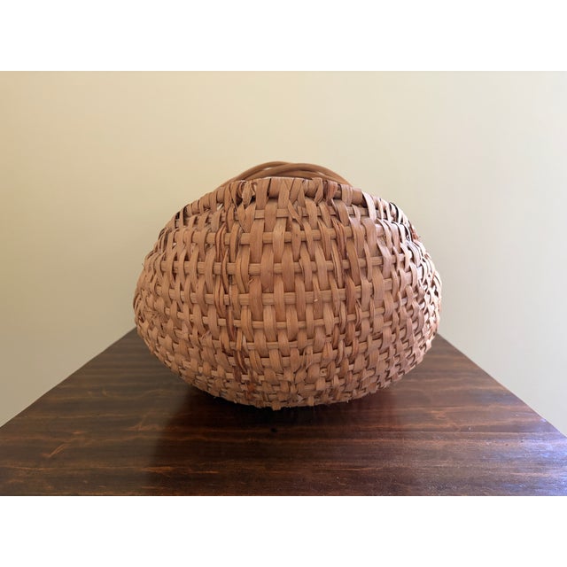 Brown Large Early 20th Century American Splint Oak Buttocks Gathering Basket For Sale - Image 8 of 11