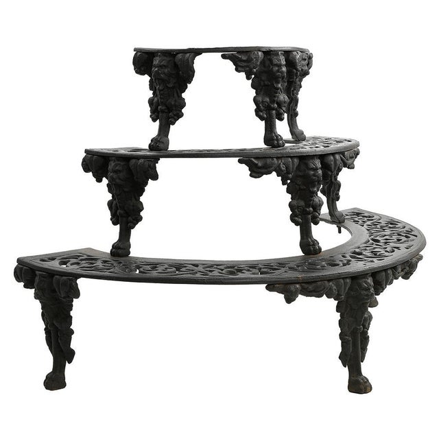 Ce repose-pots en fonte sculptée sur trois étages est une pièce de This piece is designed in the style of the selected...