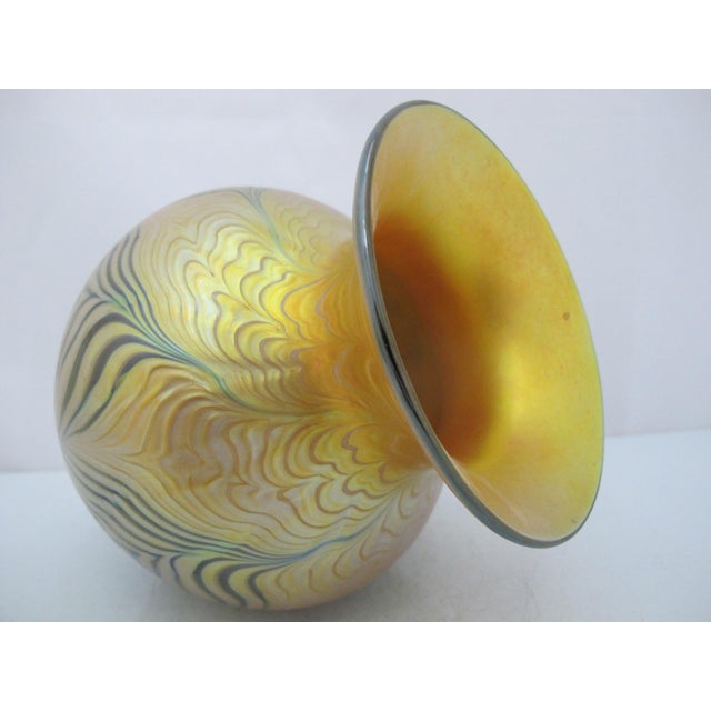 Lundberg Studios Moire Fern Heart Pulled Feather Iridescent Gold Art Glass Vase For Sale - Image 10 of 13