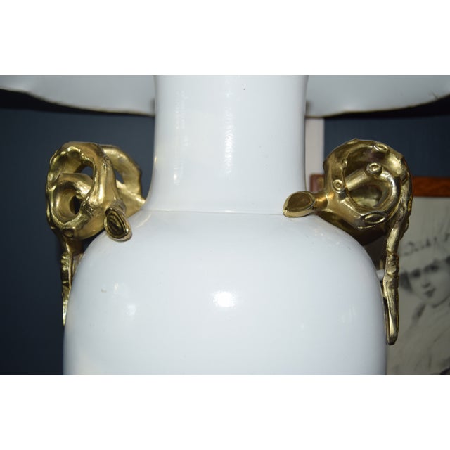Hollywood Regency 1960s White Urn Table Lamp With Sculptural Gilt Handles (Hollywood Regency) For Sale - Image 3 of 5