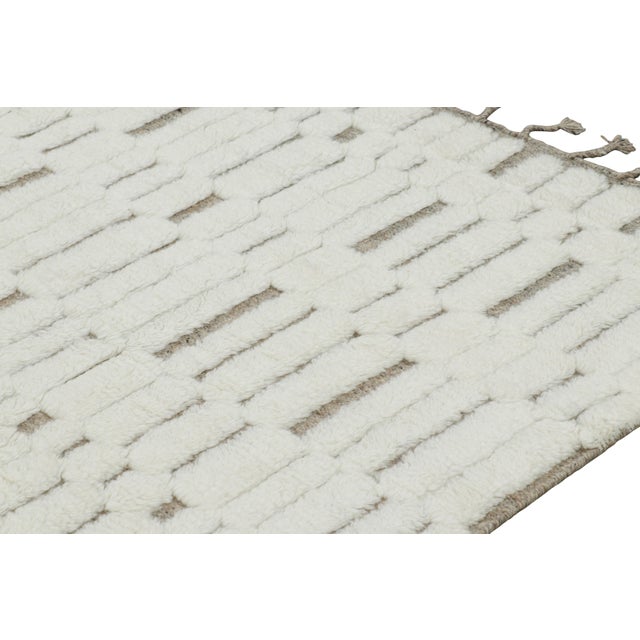 Rug & Kilim’s Contemporary Rug in White With High-Low Geometric Patterns For Sale In New York - Image 6 of 7