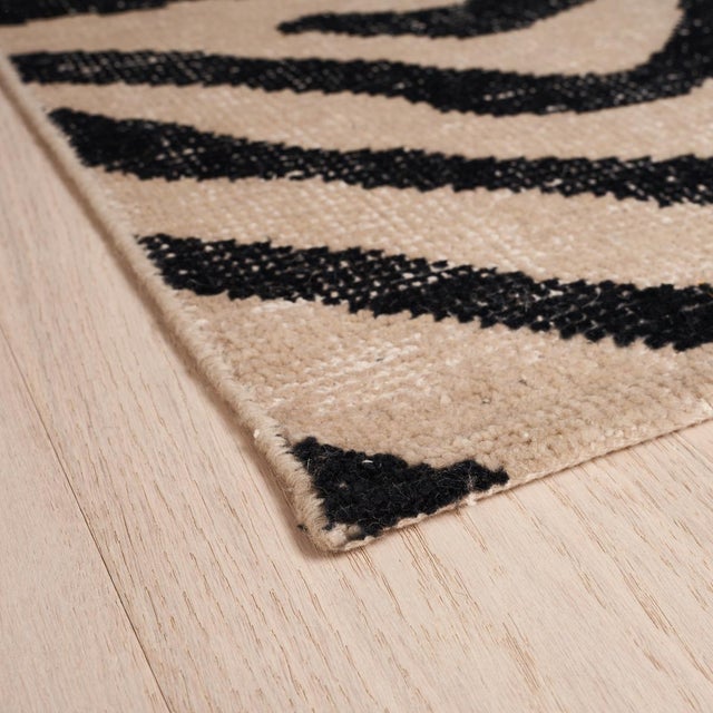 Abstract Schumacher Zebre 3' x 10' Hand-Knotted Rug in Ivory/ Black For Sale - Image 3 of 4