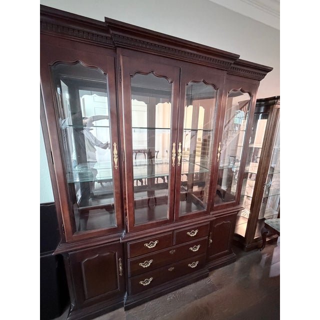 2000 - 2009 Large Chippendale Mahogany China Cabinet – Mirrored Back, Glass Shelves For Sale - Image 5 of 11