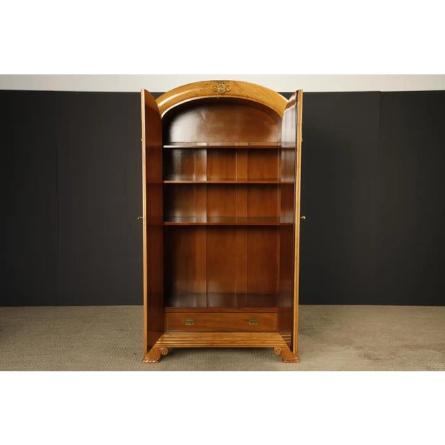 Monumental Art Deco Hollywood Regency Armoire in Blonde Quilted Wood, C 1930s For Sale - Image 4 of 18