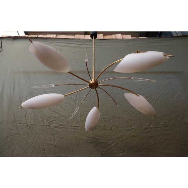 Large Lunel-style chandelier with five lights. Circa 1950/60. Gilded brass frame. The lights are made of white opaline...