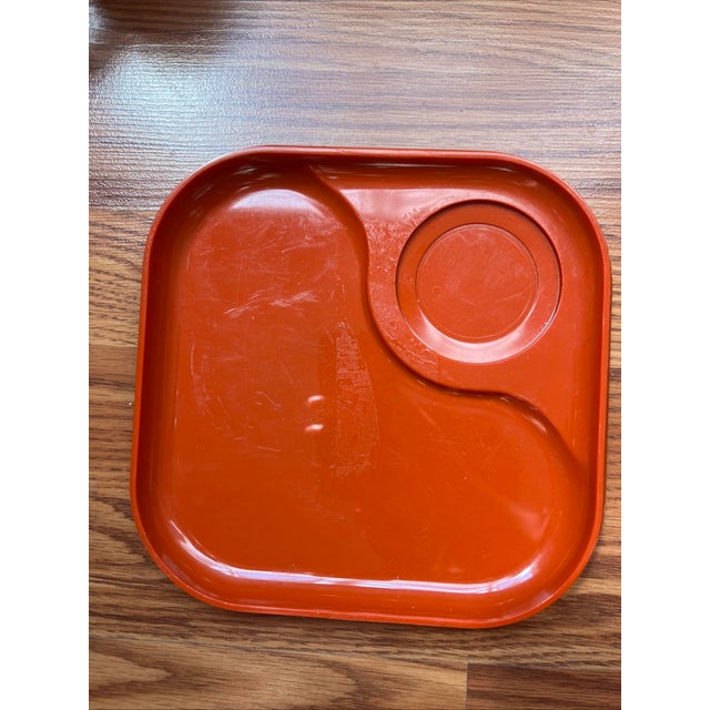 1970s 4 Mug and 4Plate Ingrid Ltd. Chicago Orange/Terracotta Melamine Set - 8 pcs For Sale - Image 6 of 10