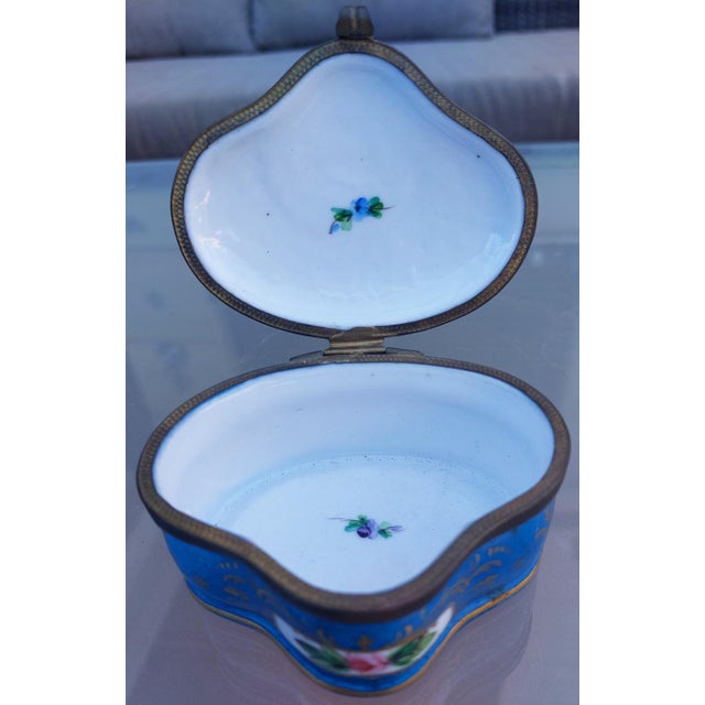 Vintage antique porcelain box, jewelry box, trinket box, or pillbox from the 19th century, made by the House of Sèvres....
