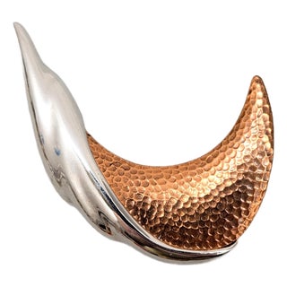 Vintage 1985 Signed Monet Rhodium Plated & Hammered Copper Plate Brooch For Sale