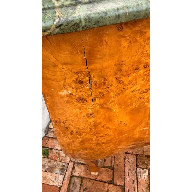 1970s Pair of French Louis XV Style Burl Wood Bombe Nightstands With Green Marble Tops & Bronze Mounts For Sale - Image 12 of 15