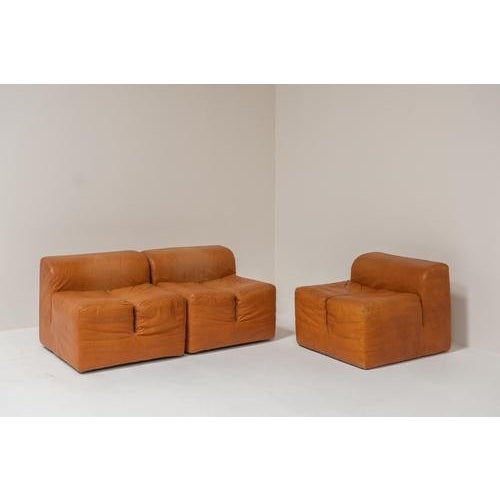 Gold Ipercubo Lounge Chairs in Cognac Leather by Jonathan De Pas, Italy, 1970s, Set of 3 For Sale - Image 8 of 15