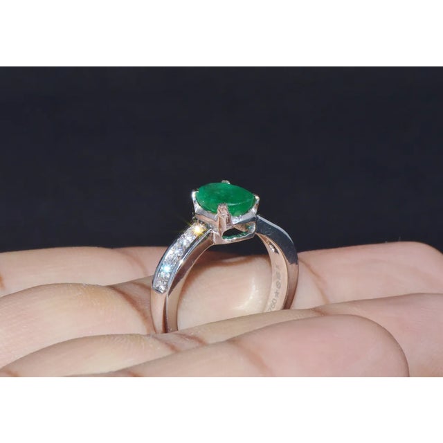 Early 21st Century Certified Natural 1.87Cts Emerald VS F Diamond 18K Gold Ring Band, size 6.5 For Sale - Image 5 of 10