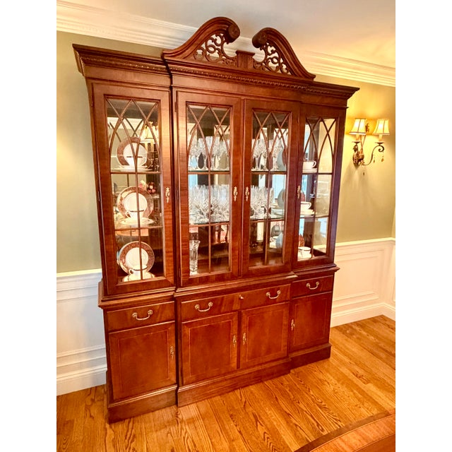Wood Vintage Ethan Allen Georgian Flame Mahogany Lighted Breakfront Cabinet For Sale - Image 7 of 12