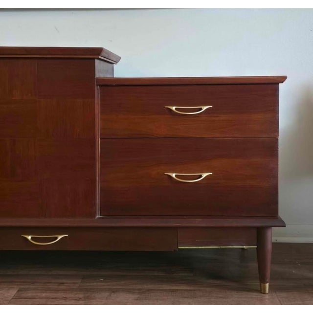 Mid-Century Modern Vintage Cavalier Co. Mid-Century Cedar Chest For Sale - Image 3 of 12