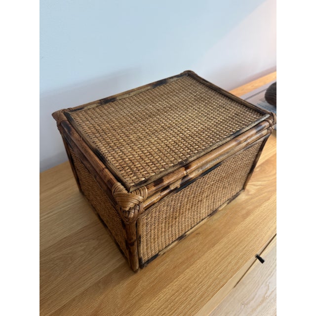 Late 20th Century Large Hinged Tortoise Bamboo and Woven Cane Storage Box For Sale In New York - Image 6 of 8