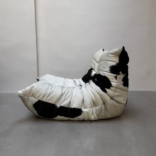 Mid-Century Modern Togo Lounge Chair in Two-Tone Cowhide Leather by Michel Ducaroy for Ligne Roset, 1970 For Sale - Image 3 of 11
