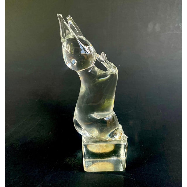 Stunning vintage Murano glass cat sculpture by Arte Murano ICET, crafted in Venezuela. This elegant clear glass figure...
