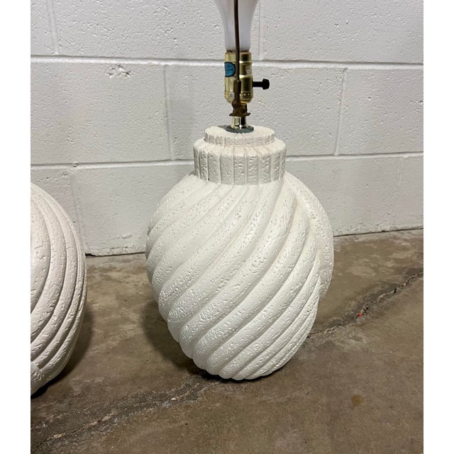 Pair of Vintage Post-Modern White Swirling Plaster Table Lamps For Sale In Chicago - Image 6 of 9