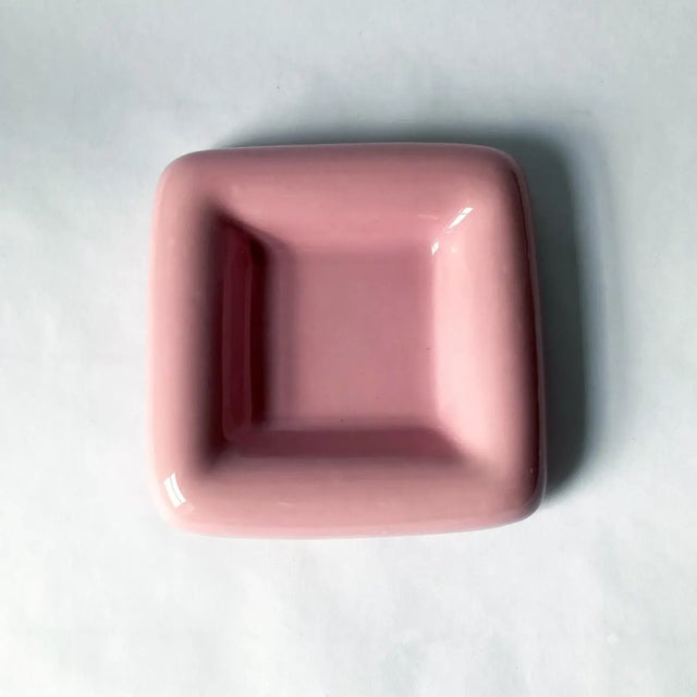 Postmodern Haeger vide poche catchall. Bold rounded edges make this a standout piece, mauve color is versatile and pairs...