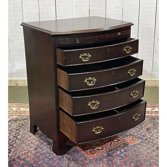 Vintage English Chest of Drawers in Mahogany, 1950s, in Good conditions. Designed 1950 to 1959