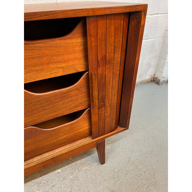 Mid-Century Nine Drawer Walnut 'Elegette' Dresser by Furnette Industries For Sale - Image 13 of 18