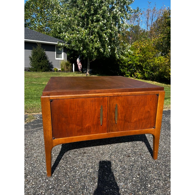 Mid century Lane double door end table Paul McCobb style Beautiful accent piece in any room