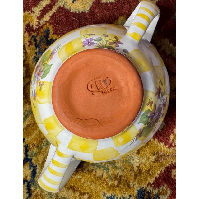 1990s 1990s MacKenzie-Childs Aurora Yellow Check Enamel Creamer & Lidded Sugar Bowl Set W/ Spoon – 1990s For Sale - Image 5 of 18