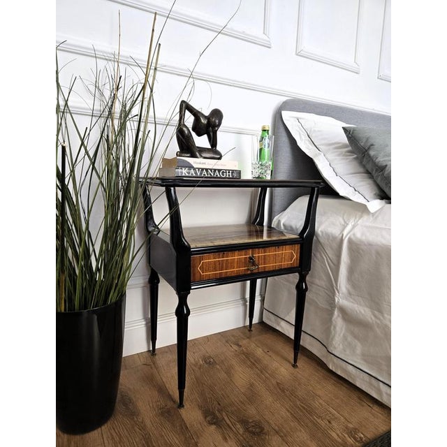 Mid-Century Italian Art Deco Style Bedside Tables in Walnut with Glass Tops, 1950s, Set of 2 For Sale - Image 3 of 10