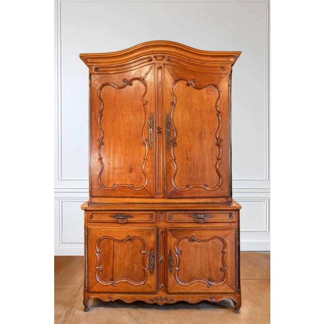 French Louis XV Period 1750s Cherry Buffet à Deux-Corps with C-Scroll Motifs For Sale - Image 4 of 11