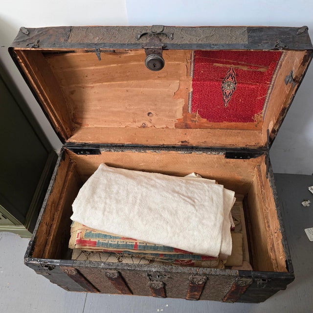 Late 19th Century Victorian Dome-Top Trunk - Rare Floral Tin & "Pony Express" Label For Sale In Portland, ME - Image 6 of 13