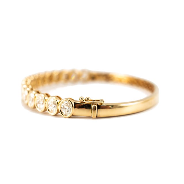 18k Yellow Gold 5.02ct Graduated Oval Bezel Diamond Hinged Bangle Bracelet For Sale - Image 4 of 8